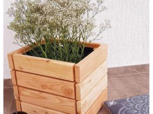 Jardiniera din lemn moderna pentru exterior, design elegant si durabil