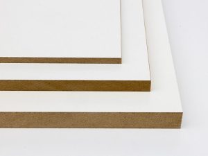 Placa MDF melaminata alba Kronospan pentru mobilier interior