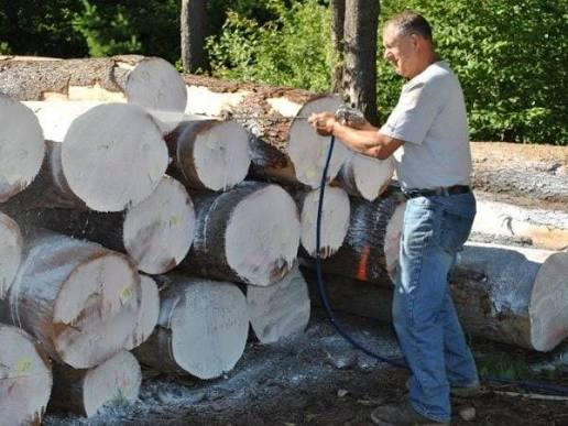 TISZAWAX Parafină Lichidă este o emulsie (dispersie apoasă) de parafină cu aspect lăptos, utilizată ca material profesional pentru protejarea lemnului în timpul uscării, depozitării sau transportului
